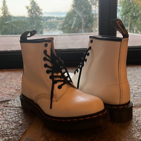 White dock martins - Picture 1 of 5